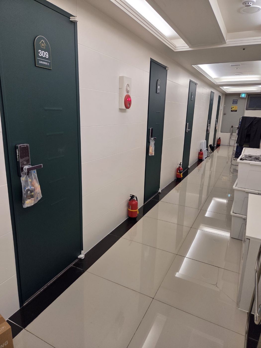 가산동 고시원 끄라샤하우스 가산점 객실 문이 마주 보는 복도