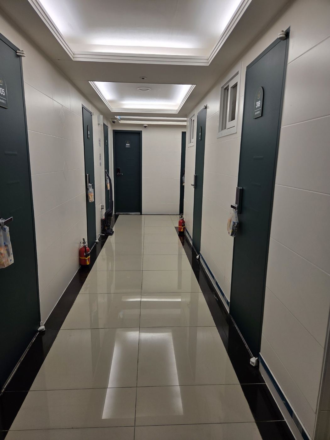 가산동 고시원 끄라샤하우스 가산점 복도 안쪽에서 바라본 통로